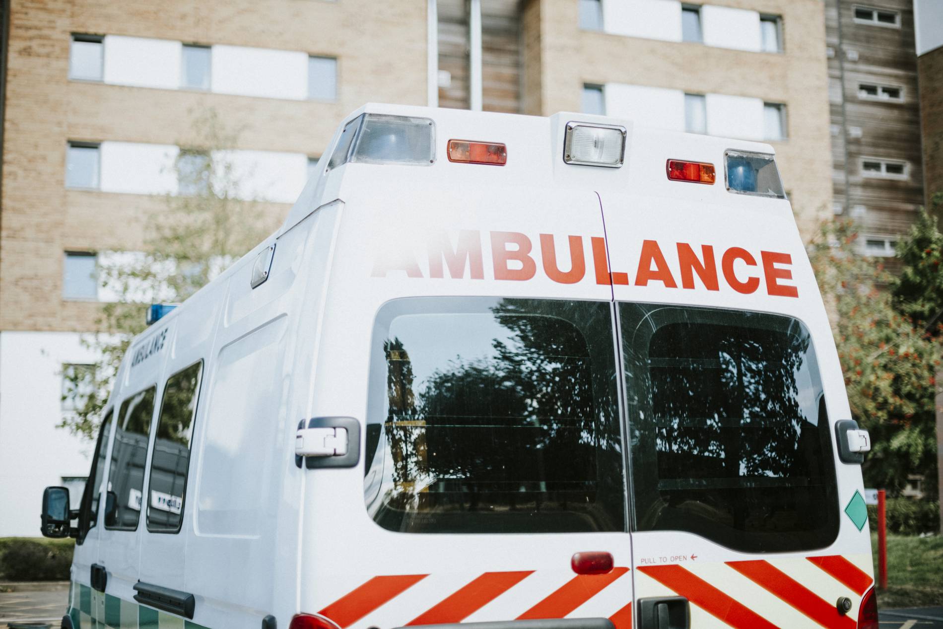 Ambulance stationnée devant un établissement de santé