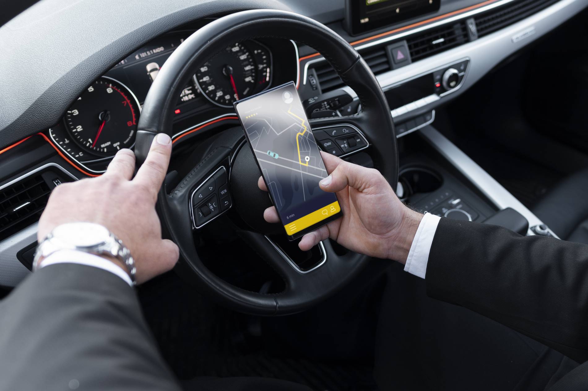 Chauffeur de taxi suivant un itinéraire sur son téléphone